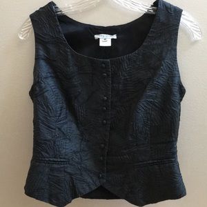 Crinkle texture black scoop neck sleeveless vest.